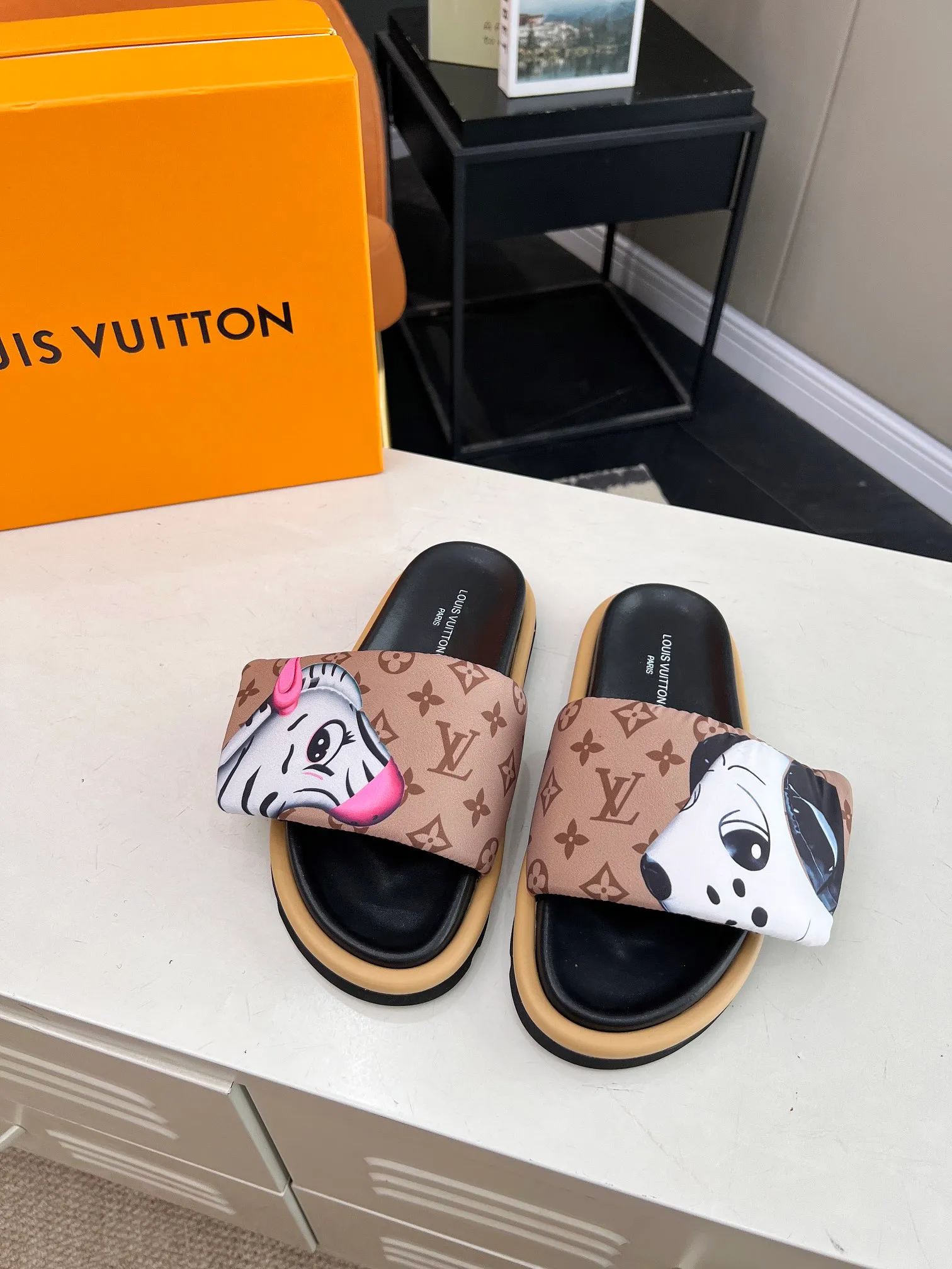 👟👟Ex-factory price 360👟👟 lv donkey brand l home 2024 hot style embossed logo embossed sandals This ol low comfort flat sandals are made of technical fabrics and use high-frequency embossing technology to reinterpret the monogram pattern. Soft padded upper with adjustable Velcro, comfortable and tough insole adds harmonious color ▪️Fabric: Original customized technical fabric ▪️Lining: soft sheepskin lining ▪️Sole: Original open-molded rubber foam outsole Color: .yellow.black▪️
